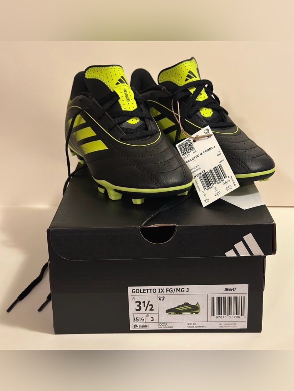 NWT-Adidas Kids Soccer Cleats in Black and Neon Yellow Sz 3.5